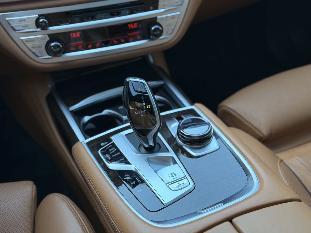 Photo 18 of this BMW 750