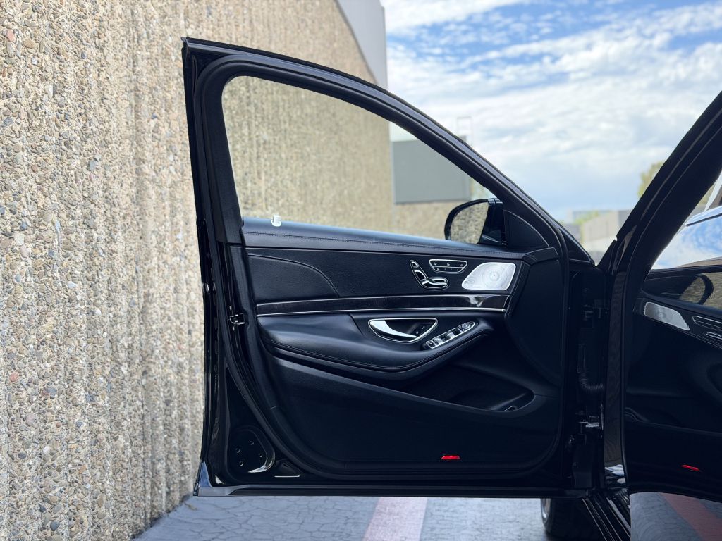 Photo 10 of this MERCEDES-BENZ S-CLASS