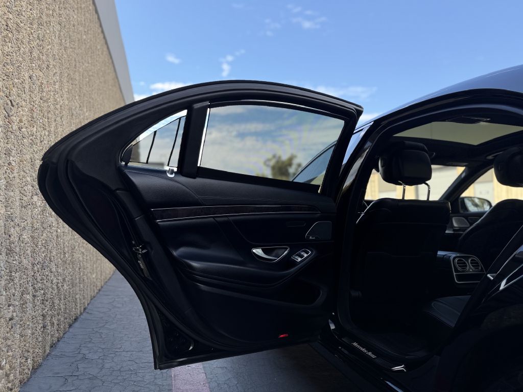 Photo 13 of this MERCEDES-BENZ S-CLASS