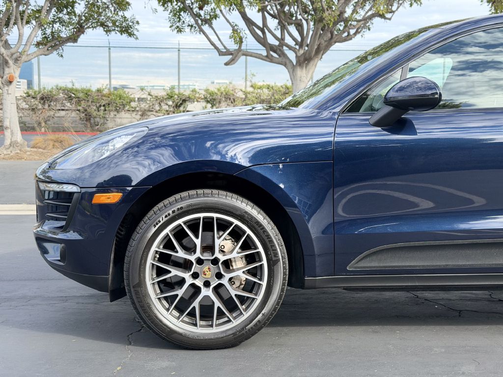 Photo 9 of this PORSCHE MACAN