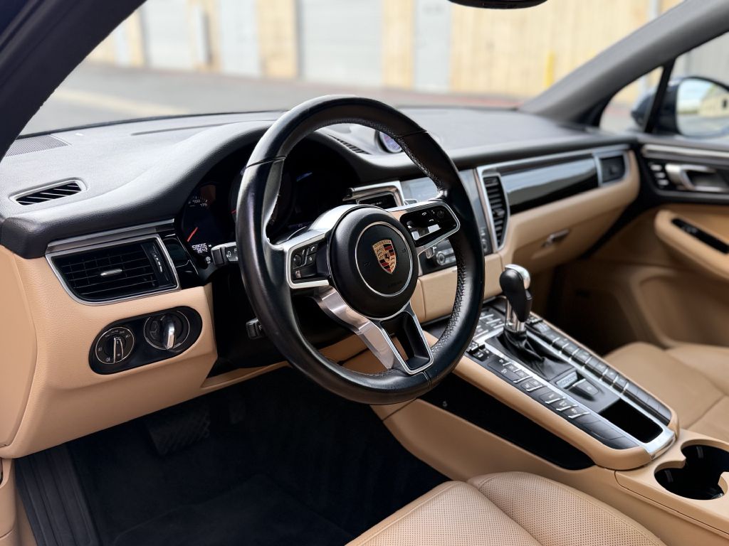 Photo 11 of this PORSCHE MACAN