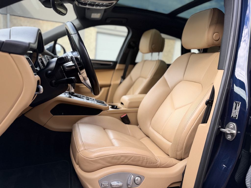 Photo 12 of this PORSCHE MACAN