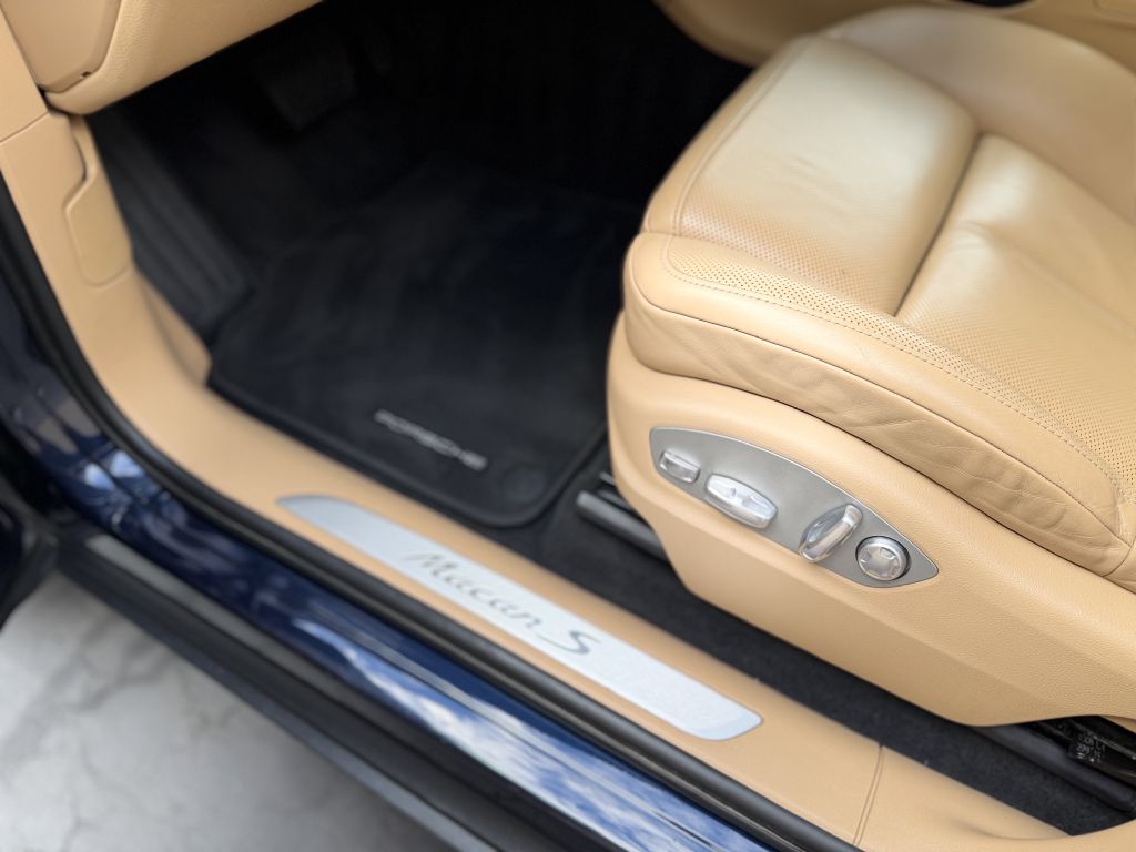Photo 13 of this PORSCHE MACAN