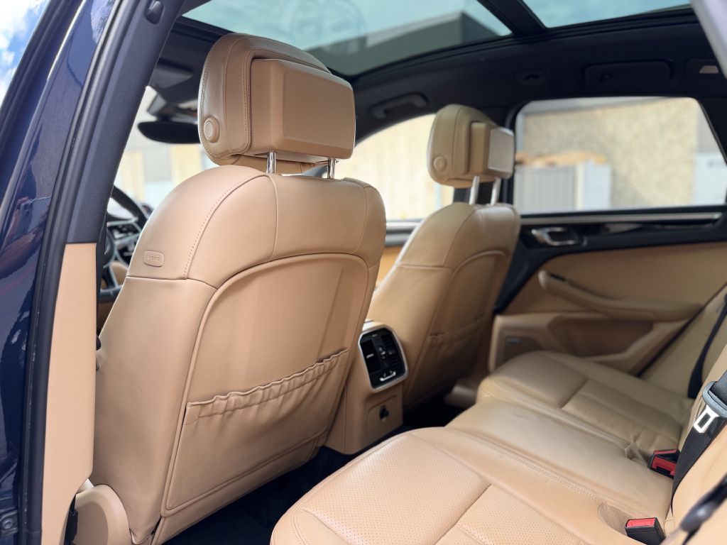Photo 14 of this PORSCHE MACAN