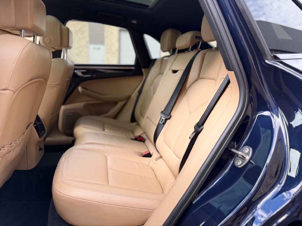 Photo 15 of this PORSCHE MACAN