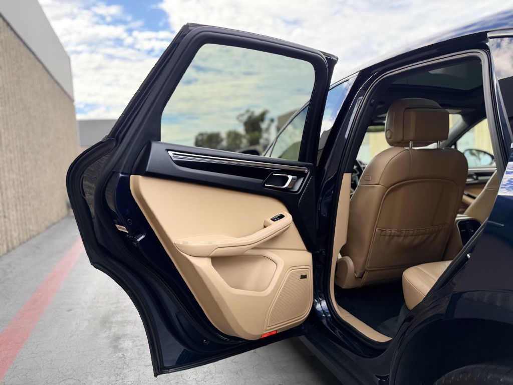 Photo 16 of this PORSCHE MACAN