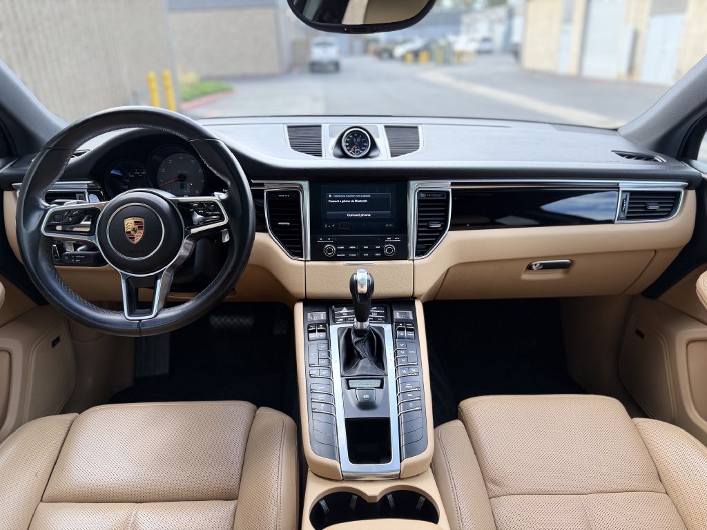 Photo 18 of this PORSCHE MACAN