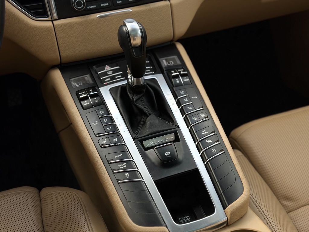 Photo 19 of this PORSCHE MACAN