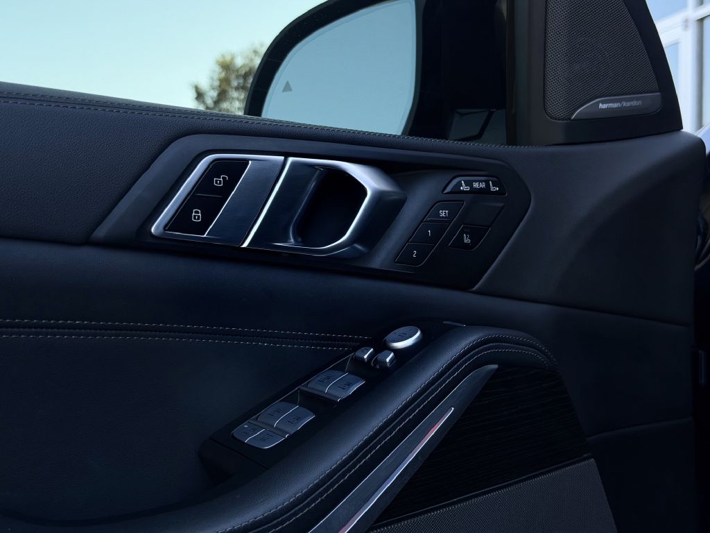 Photo 11 of this BMW X7