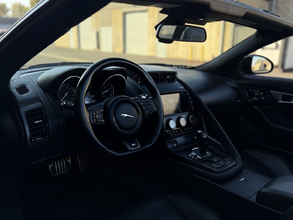 Photo 17 of this JAGUAR F-TYPE