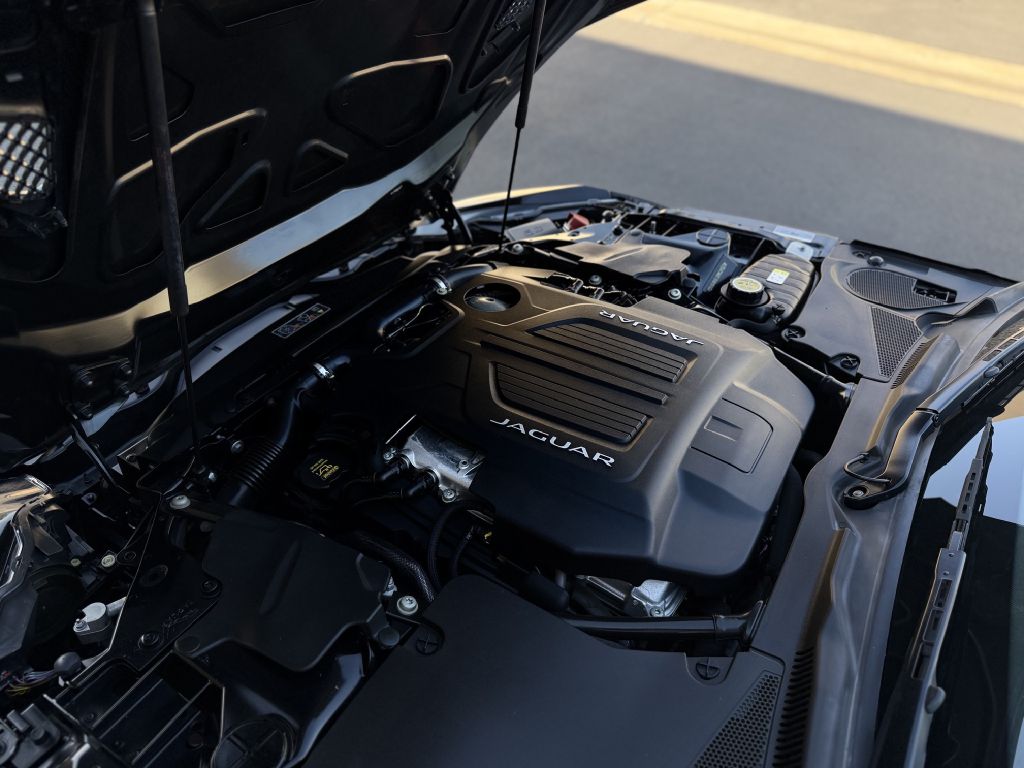 Photo 22 of this JAGUAR F-TYPE