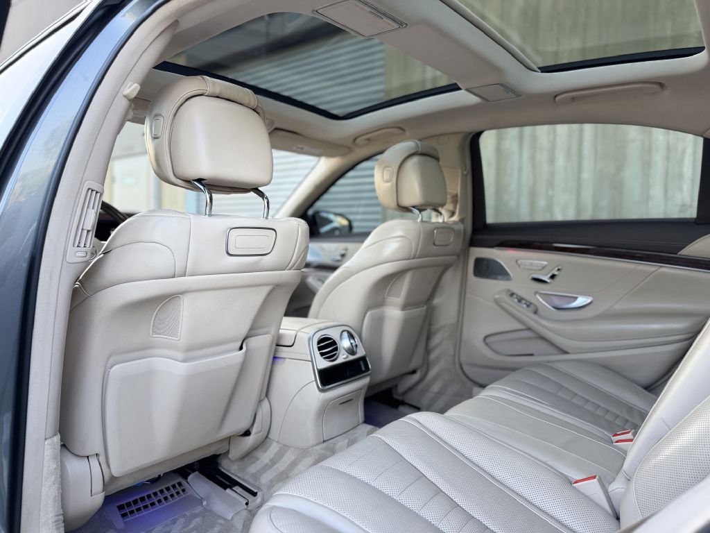 Photo 14 of this MERCEDES-BENZ S-CLASS