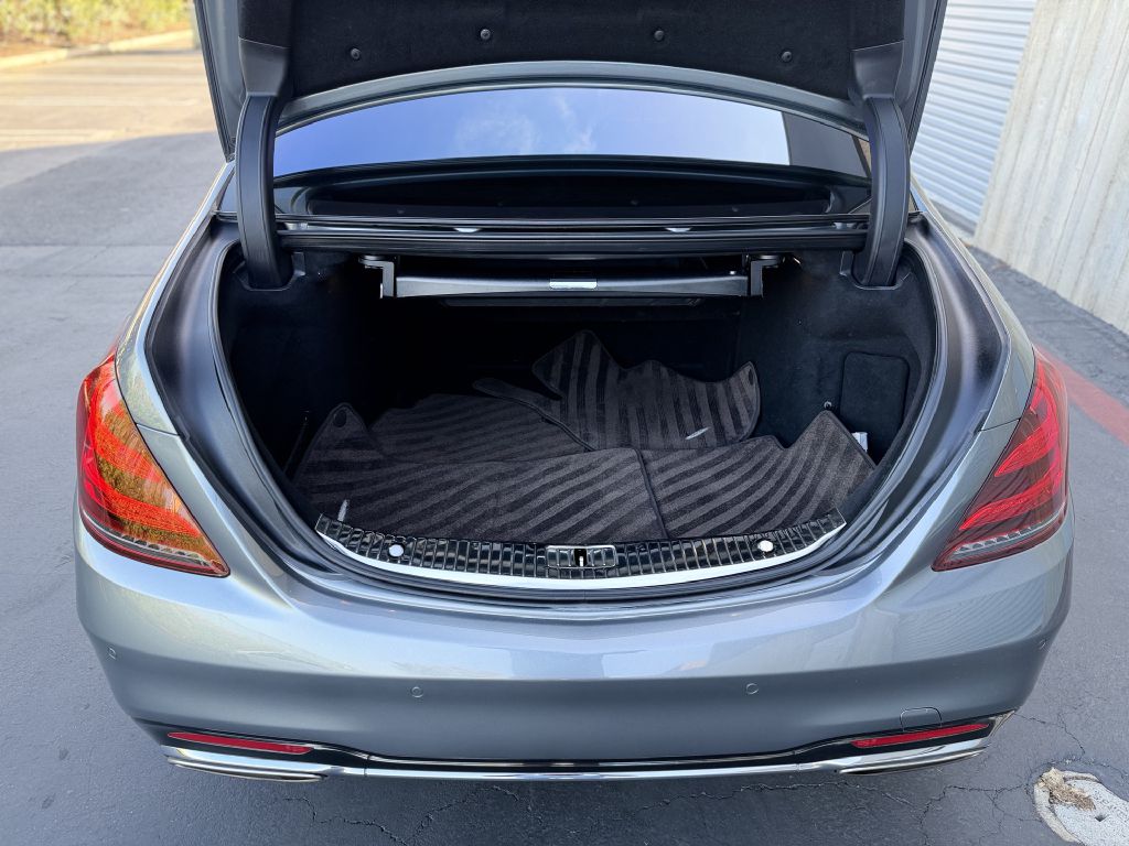Photo 17 of this MERCEDES-BENZ S-CLASS