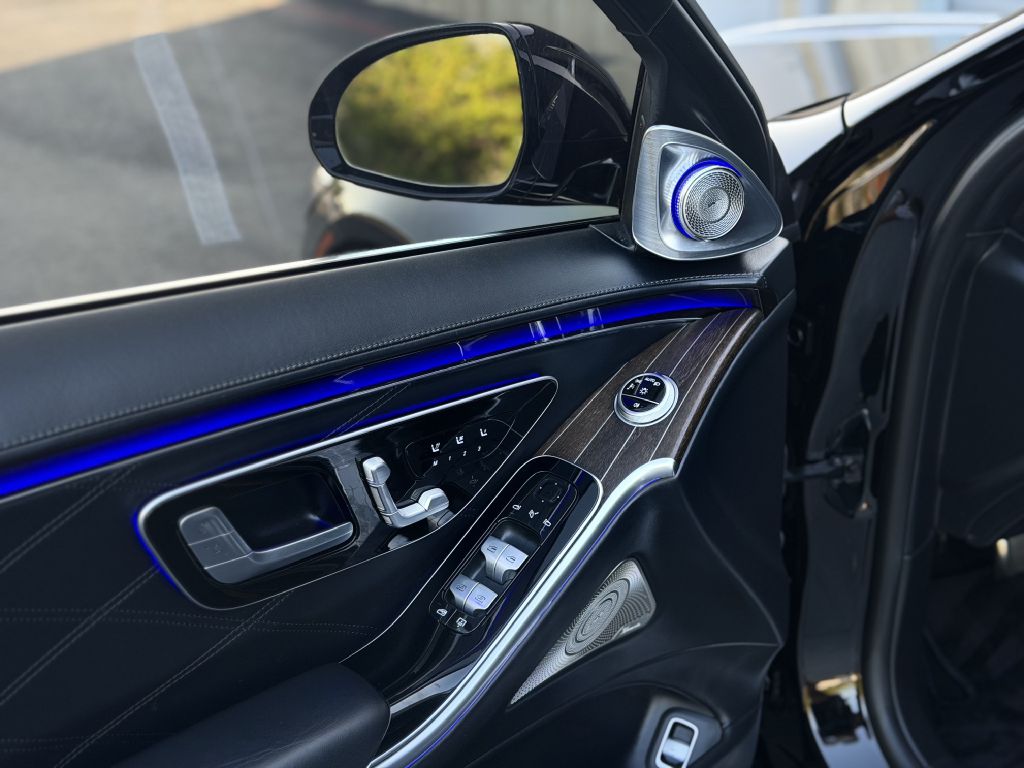 Photo 14 of this MERCEDES-BENZ S-CLASS