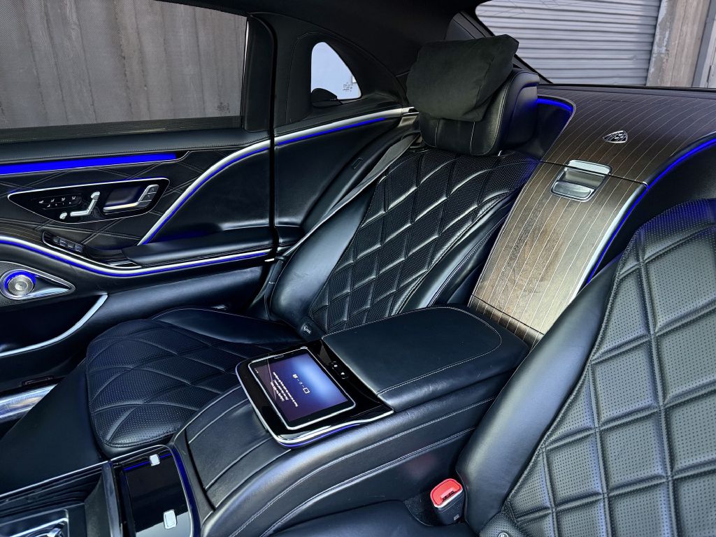 Photo 21 of this MERCEDES-BENZ S-CLASS