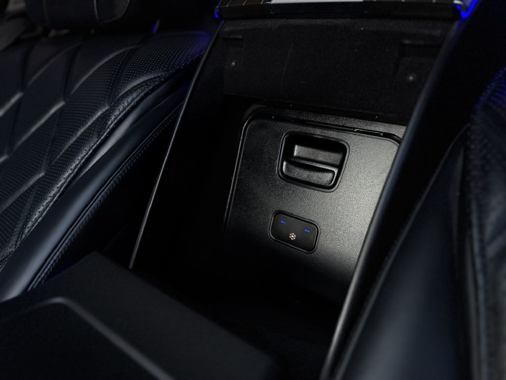 Photo 23 of this MERCEDES-BENZ S-CLASS