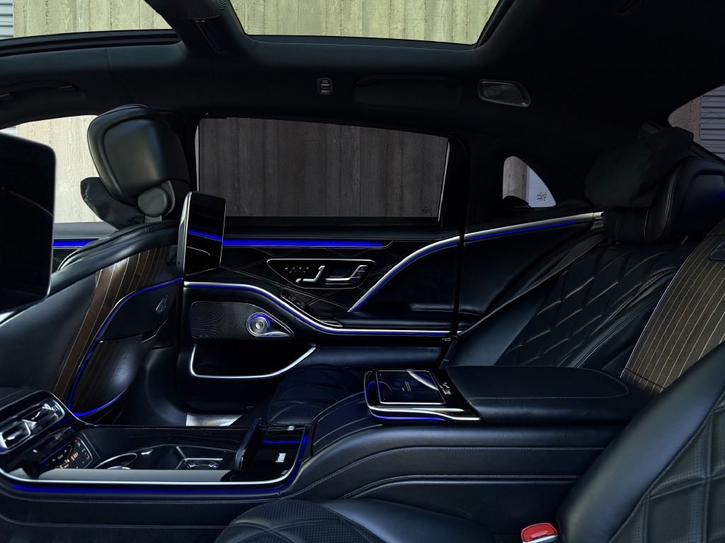 Photo 24 of this MERCEDES-BENZ S-CLASS