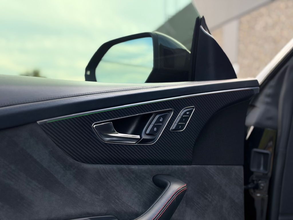 Photo 10 of this AUDI RS Q8