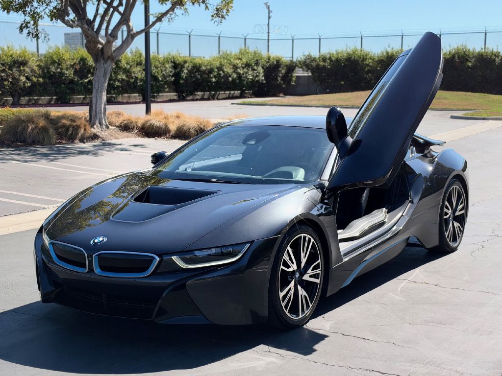 Photo 2 of this BMW I8