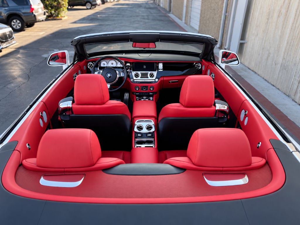 Photo 26 of this ROLLS-ROYCE DAWN