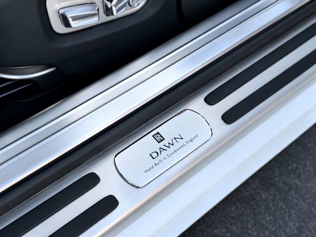 Photo 28 of this ROLLS-ROYCE DAWN