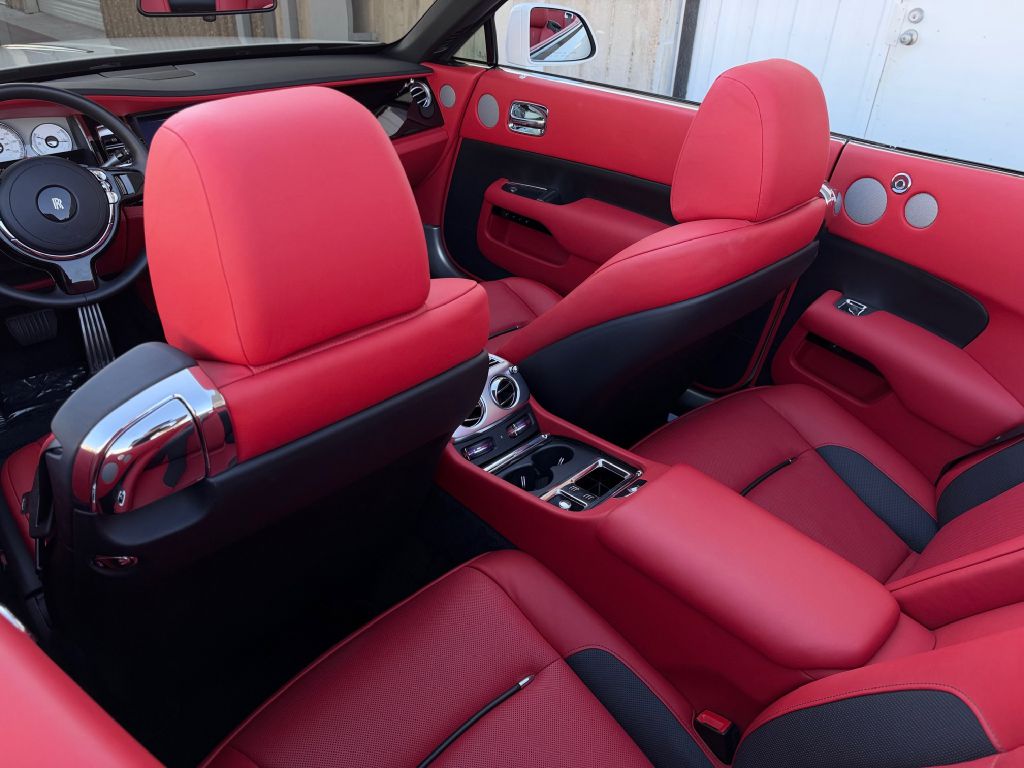Photo 30 of this ROLLS-ROYCE DAWN