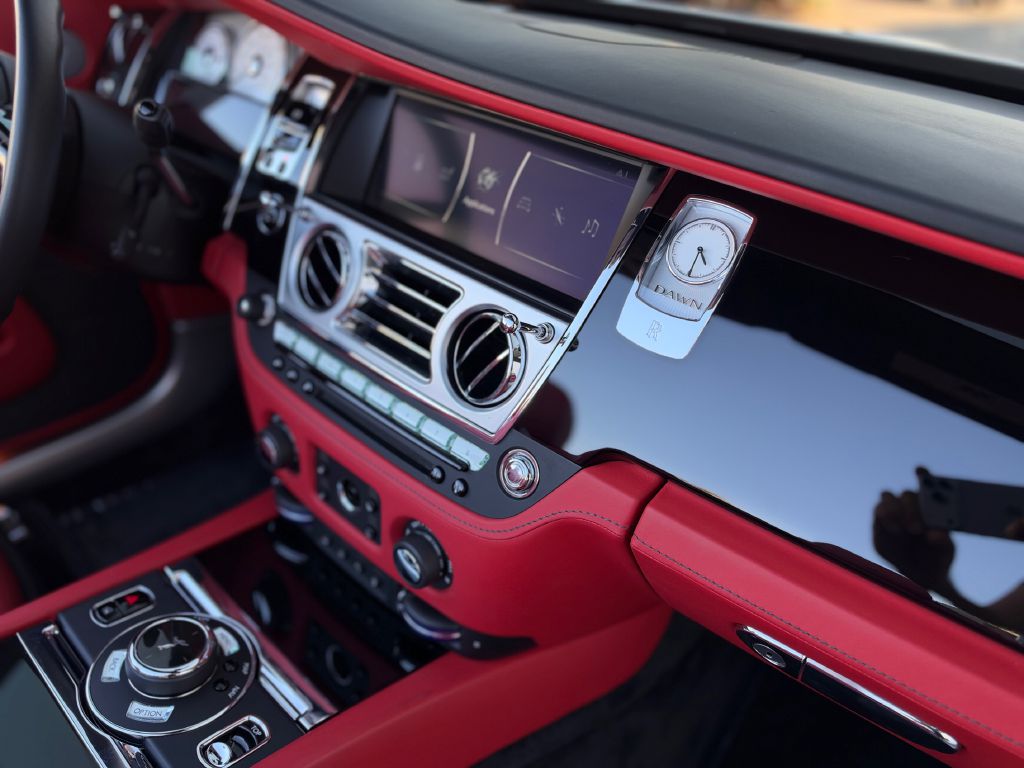 Photo 32 of this ROLLS-ROYCE DAWN