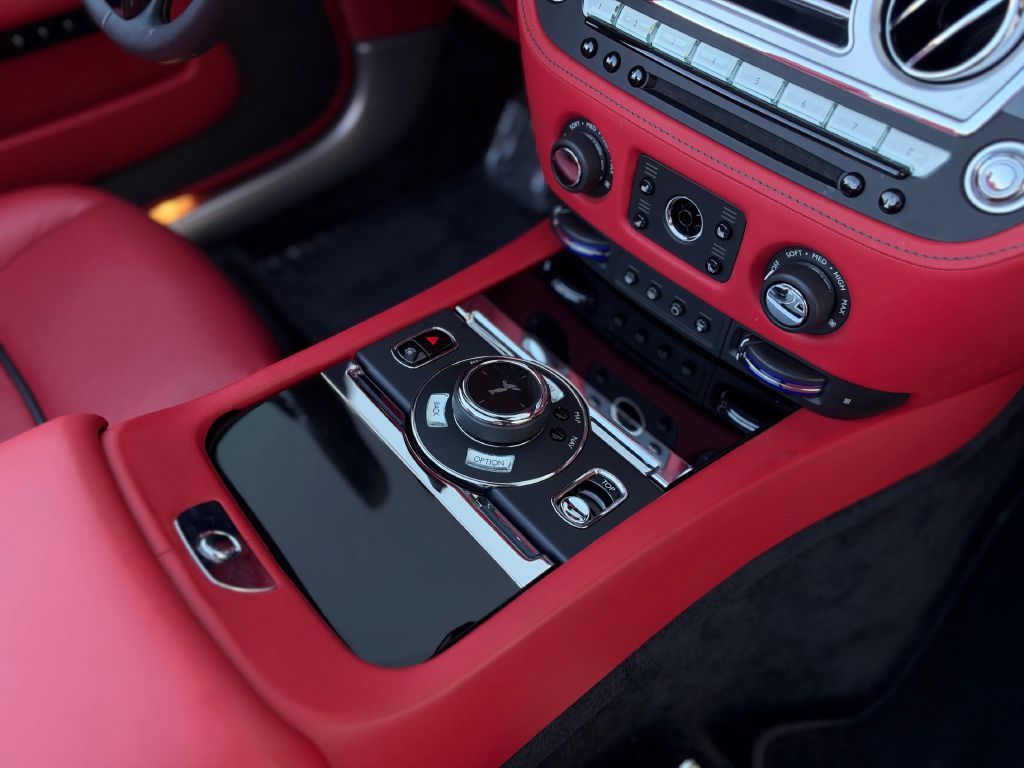 Photo 33 of this ROLLS-ROYCE DAWN