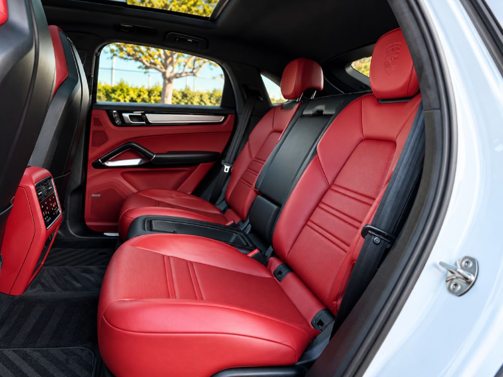 Photo 12 of this PORSCHE CAYENNE