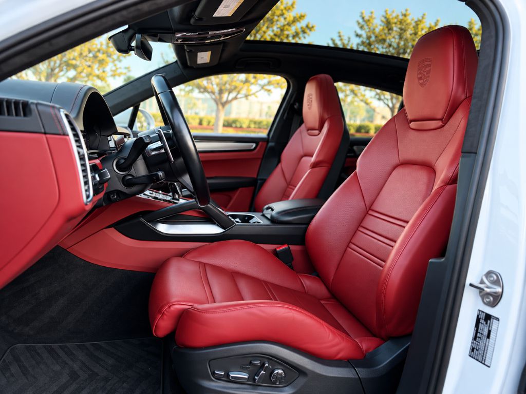 Photo 10 of this PORSCHE CAYENNE