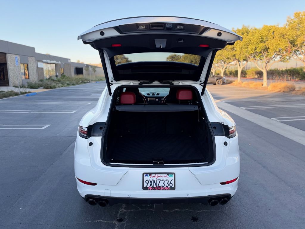 Photo 17 of this PORSCHE CAYENNE
