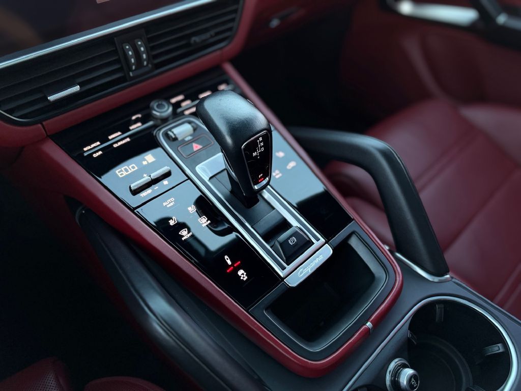 Photo 18 of this PORSCHE CAYENNE