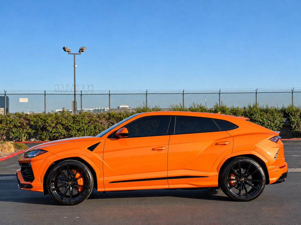 Photo 3 of this LAMBORGHINI URUS