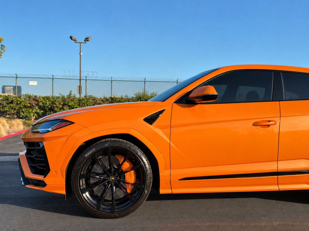 Photo 4 of this LAMBORGHINI URUS