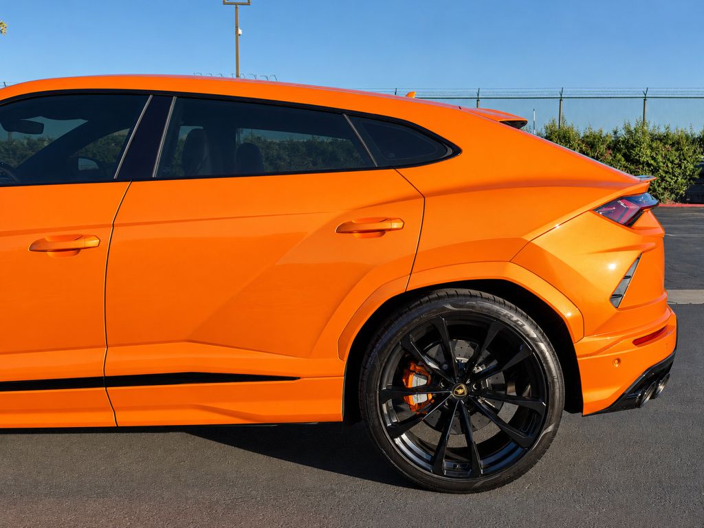 Photo 5 of this LAMBORGHINI URUS