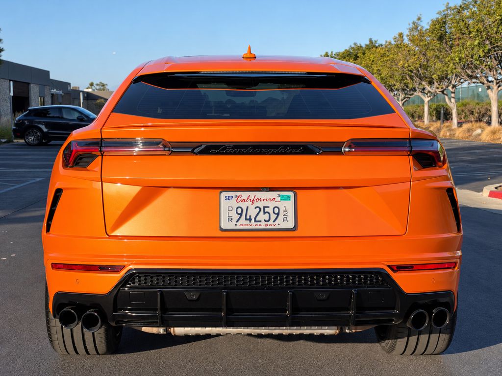 Photo 6 of this LAMBORGHINI URUS
