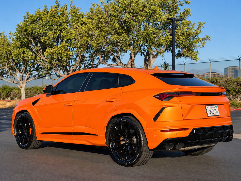 Photo 7 of this LAMBORGHINI URUS