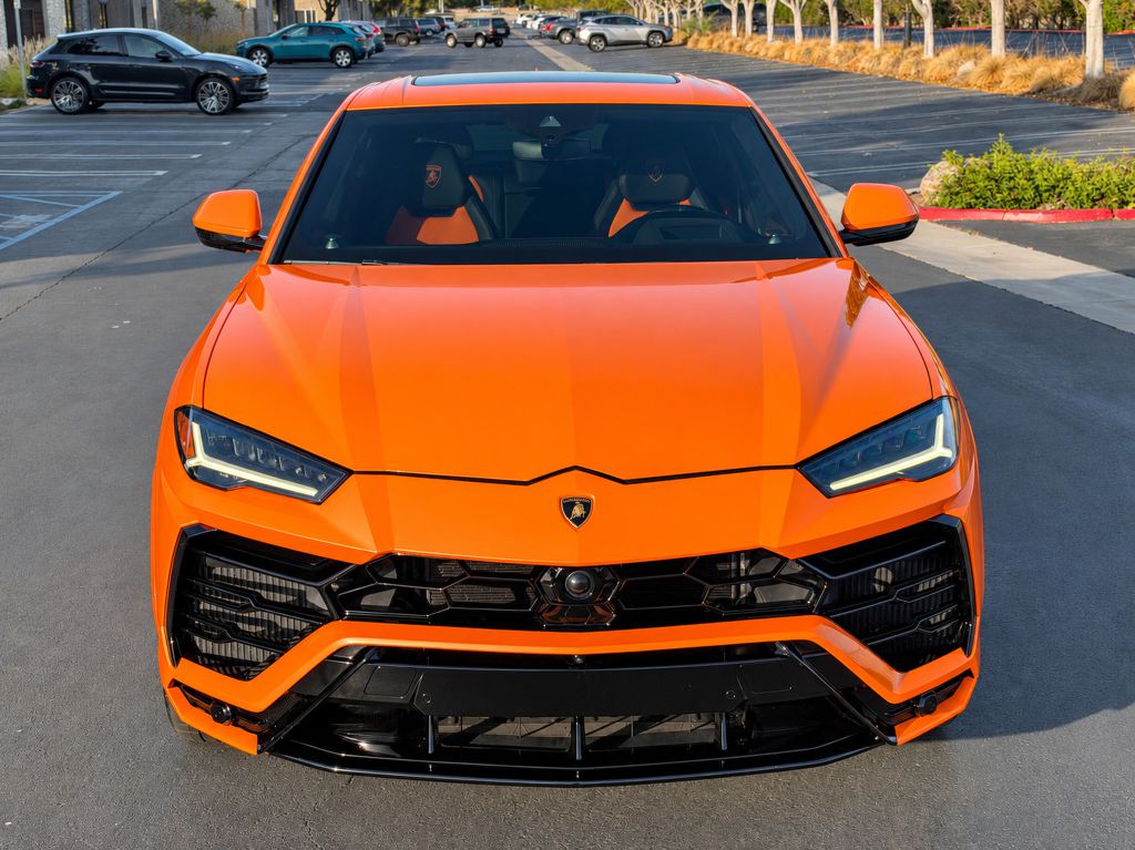Photo 8 of this LAMBORGHINI URUS