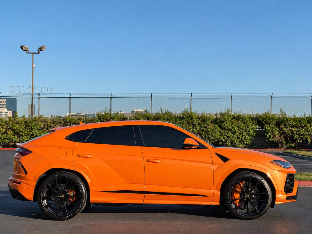 Photo 12 of this LAMBORGHINI URUS