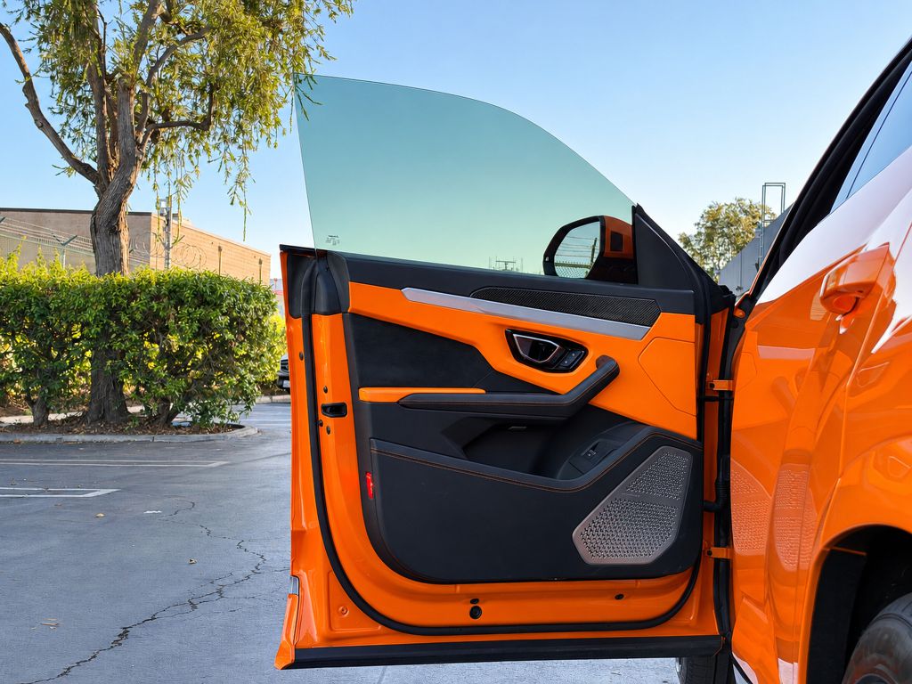 Photo 13 of this LAMBORGHINI URUS