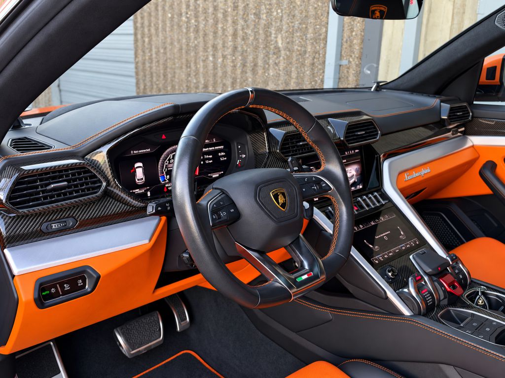 Photo 14 of this LAMBORGHINI URUS