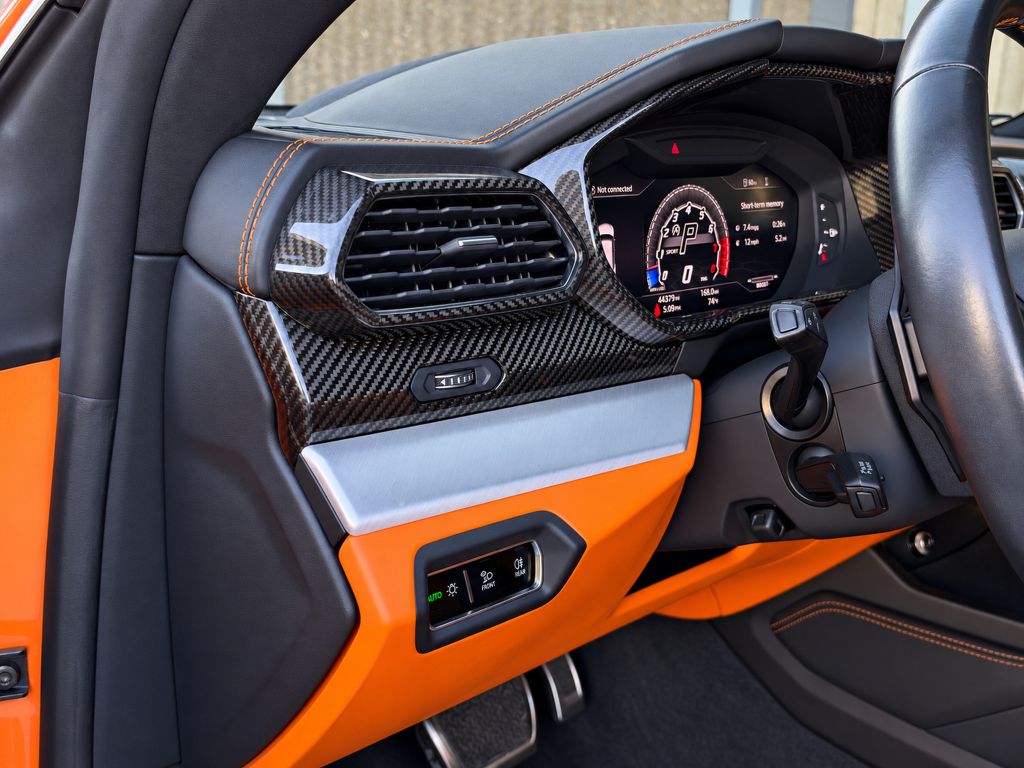 Photo 15 of this LAMBORGHINI URUS
