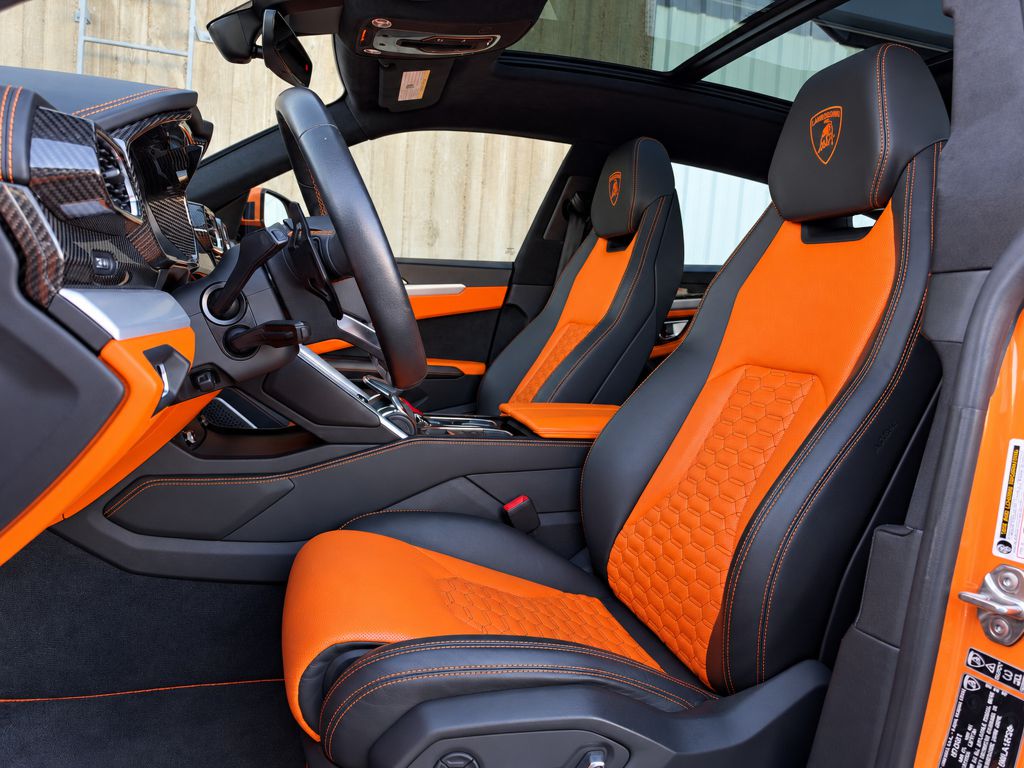 Photo 16 of this LAMBORGHINI URUS