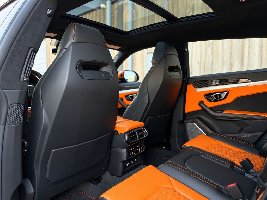Photo 17 of this LAMBORGHINI URUS
