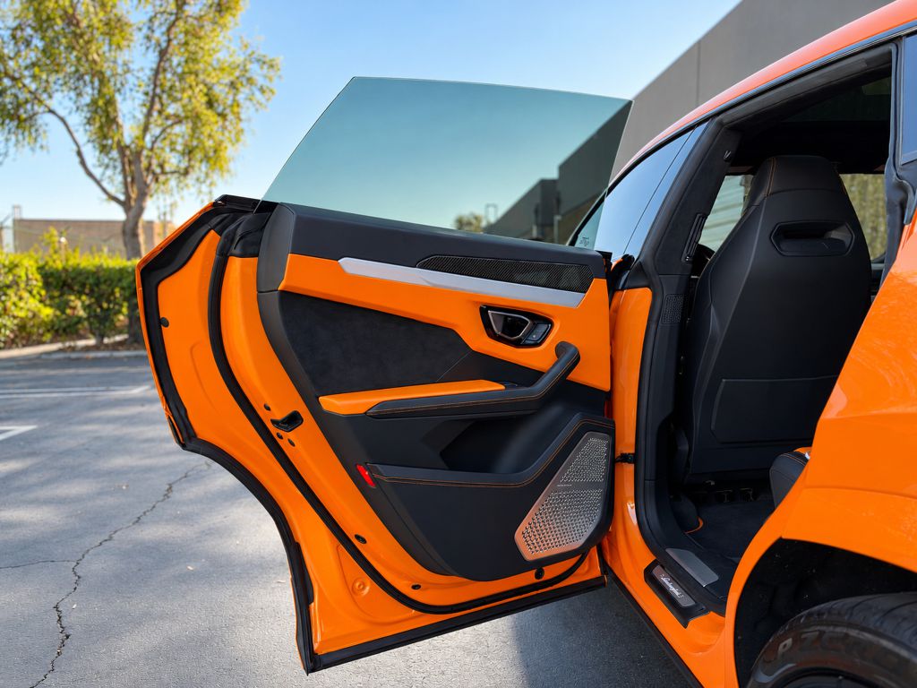 Photo 18 of this LAMBORGHINI URUS