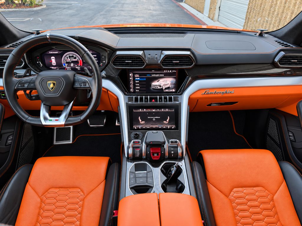 Photo 21 of this LAMBORGHINI URUS