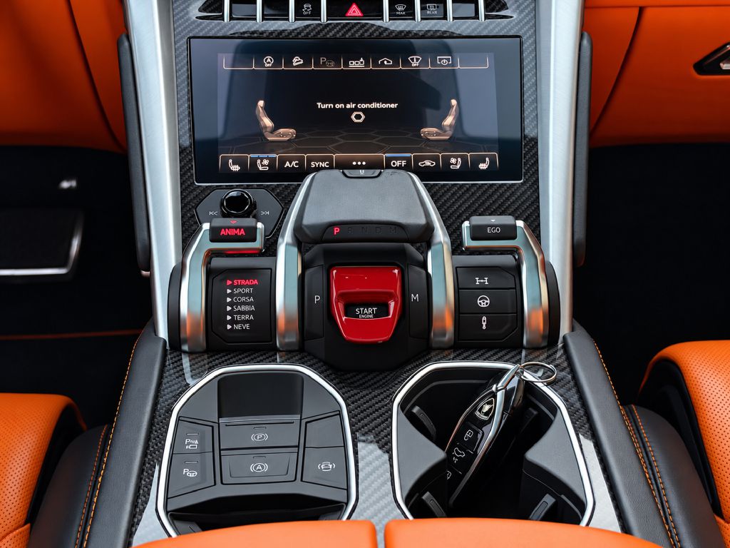 Photo 24 of this LAMBORGHINI URUS