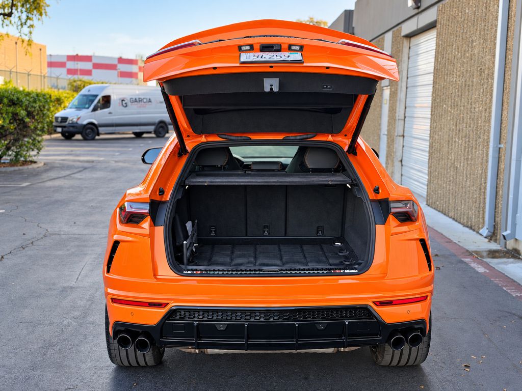 Photo 25 of this LAMBORGHINI URUS