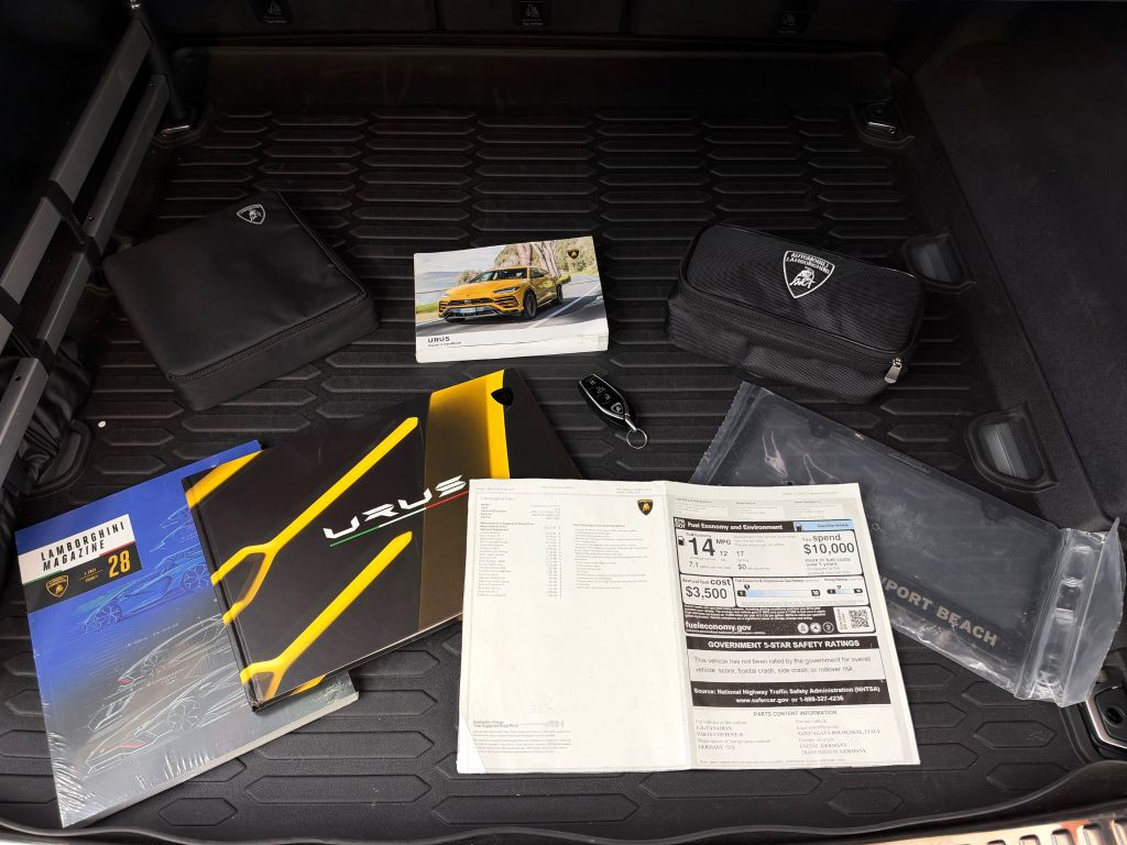 Photo 27 of this LAMBORGHINI URUS