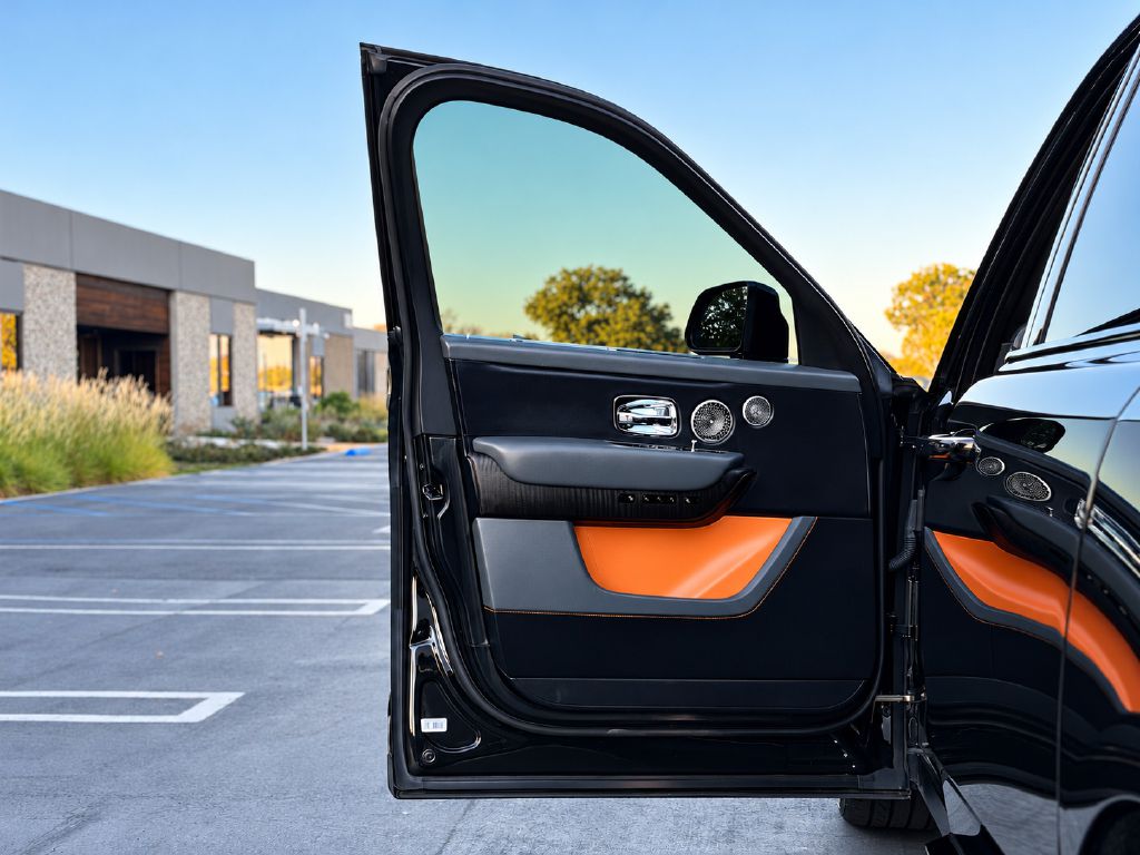Photo 10 of this ROLLS-ROYCE CULLINAN